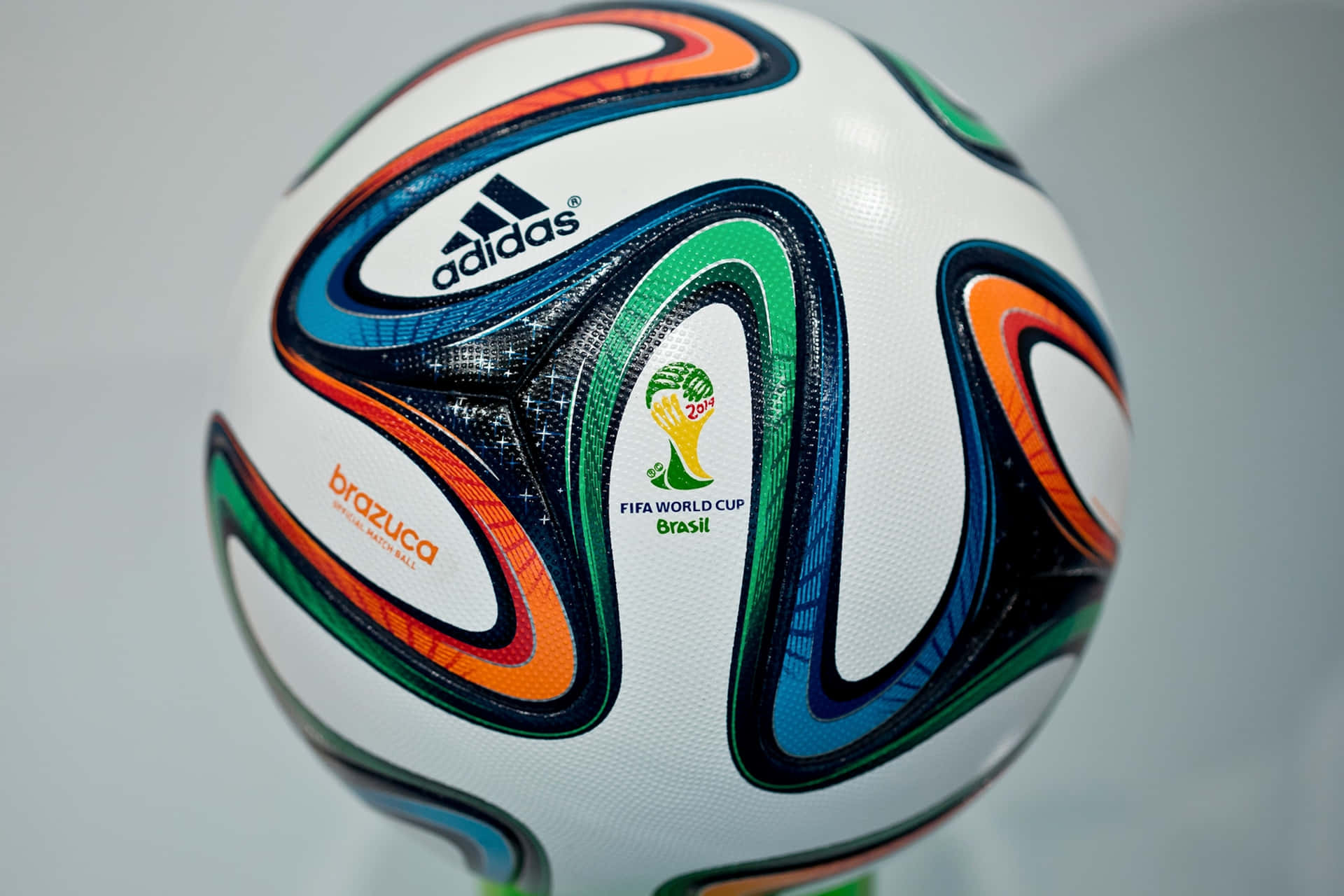 官方 2014 年 FIFA 世界盃巴西足球，帶有色彩繽紛的圖案和標誌。