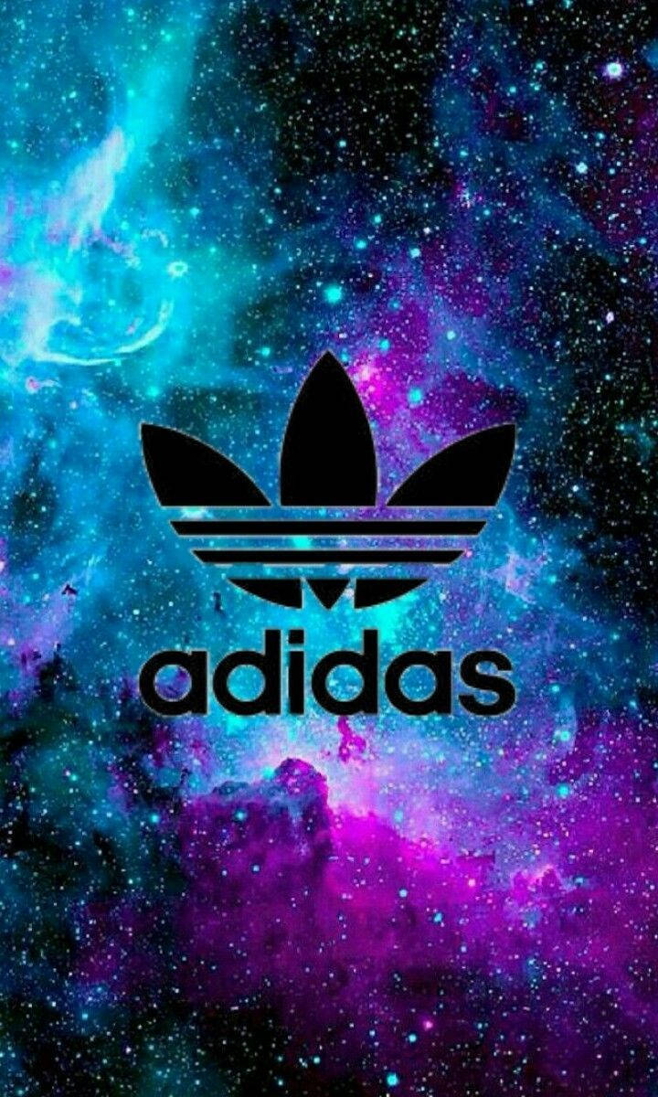 Adidas標誌在色彩繽紛的宇宙星雲背景下，帶有星星和漩渦氣體。