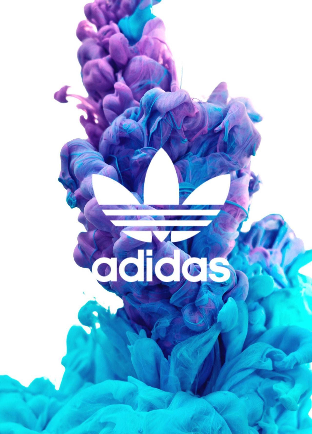 adidas標誌從旋轉的紫色和青色墨水中浮現，背景為白色