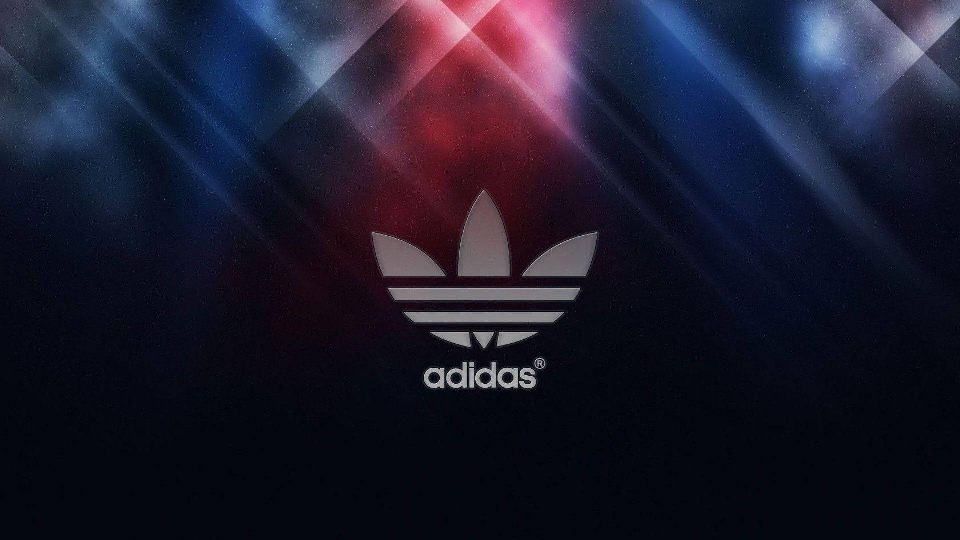 深色背景上帶有紅色同藍色光線嘅 Adidas 標誌