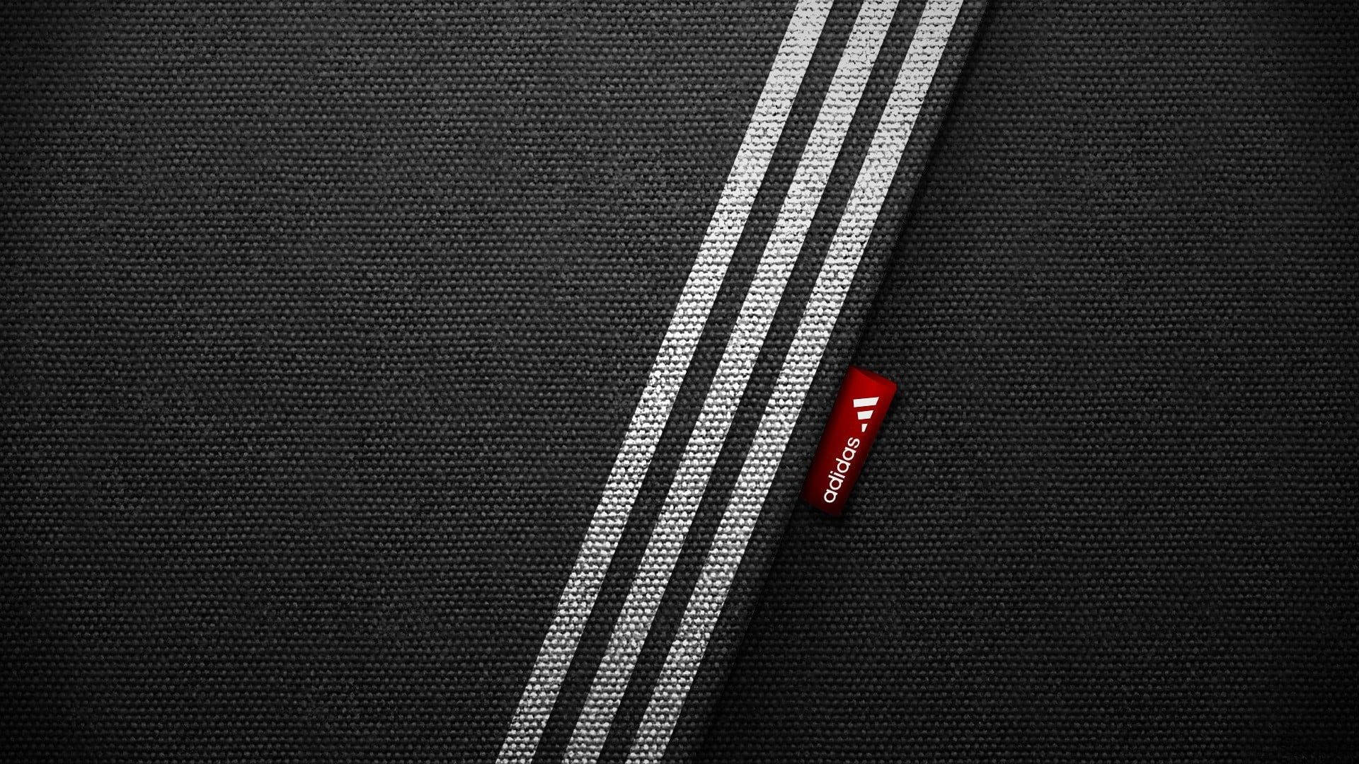 帶有白色adidas條紋和紅色品牌標籤的黑色布料。
