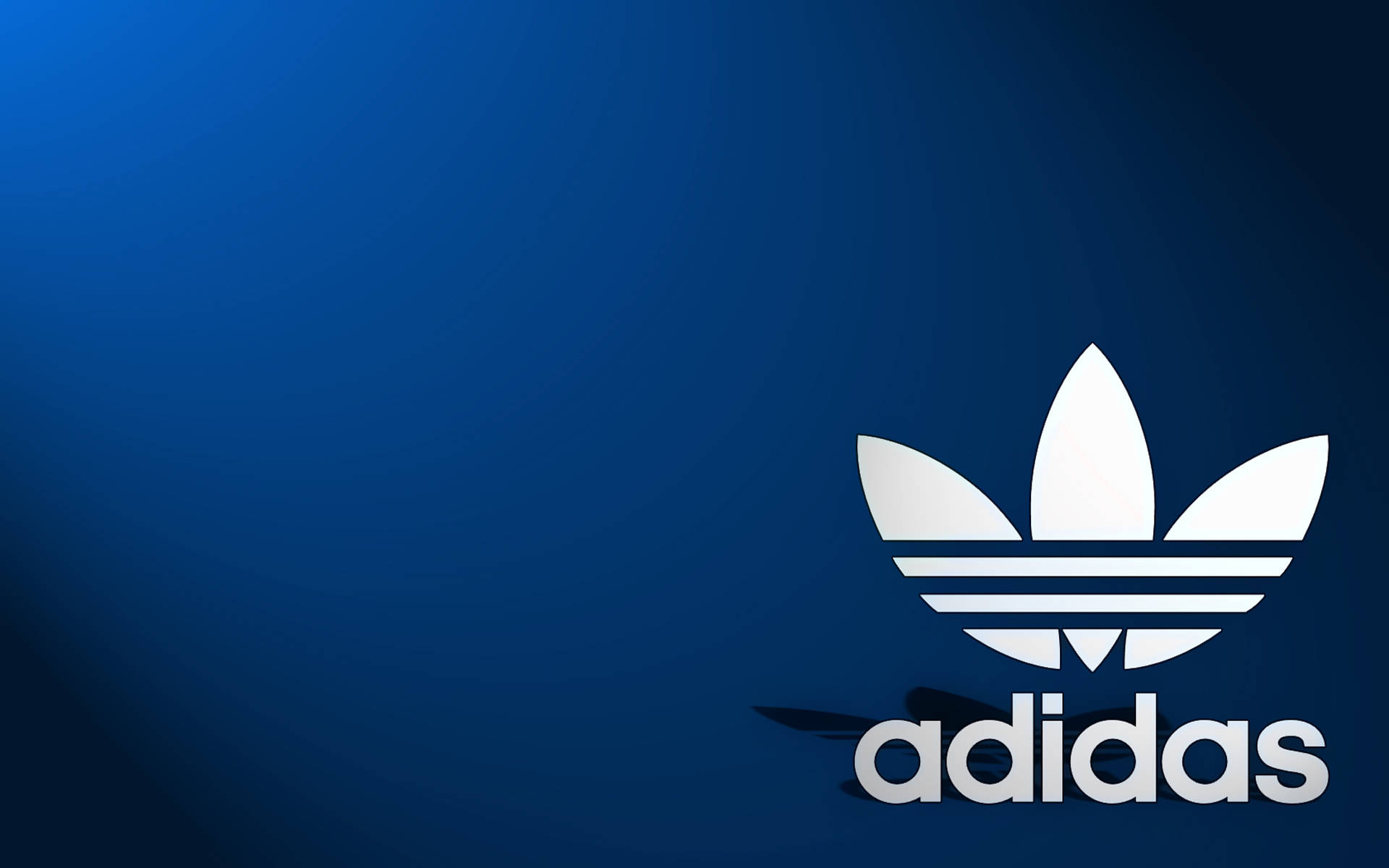 阿迪達斯標誌產品極簡藍色背景 壁紙 — 白色adidas標誌，帶有三葉草標誌和文字，背景為漸變藍色。