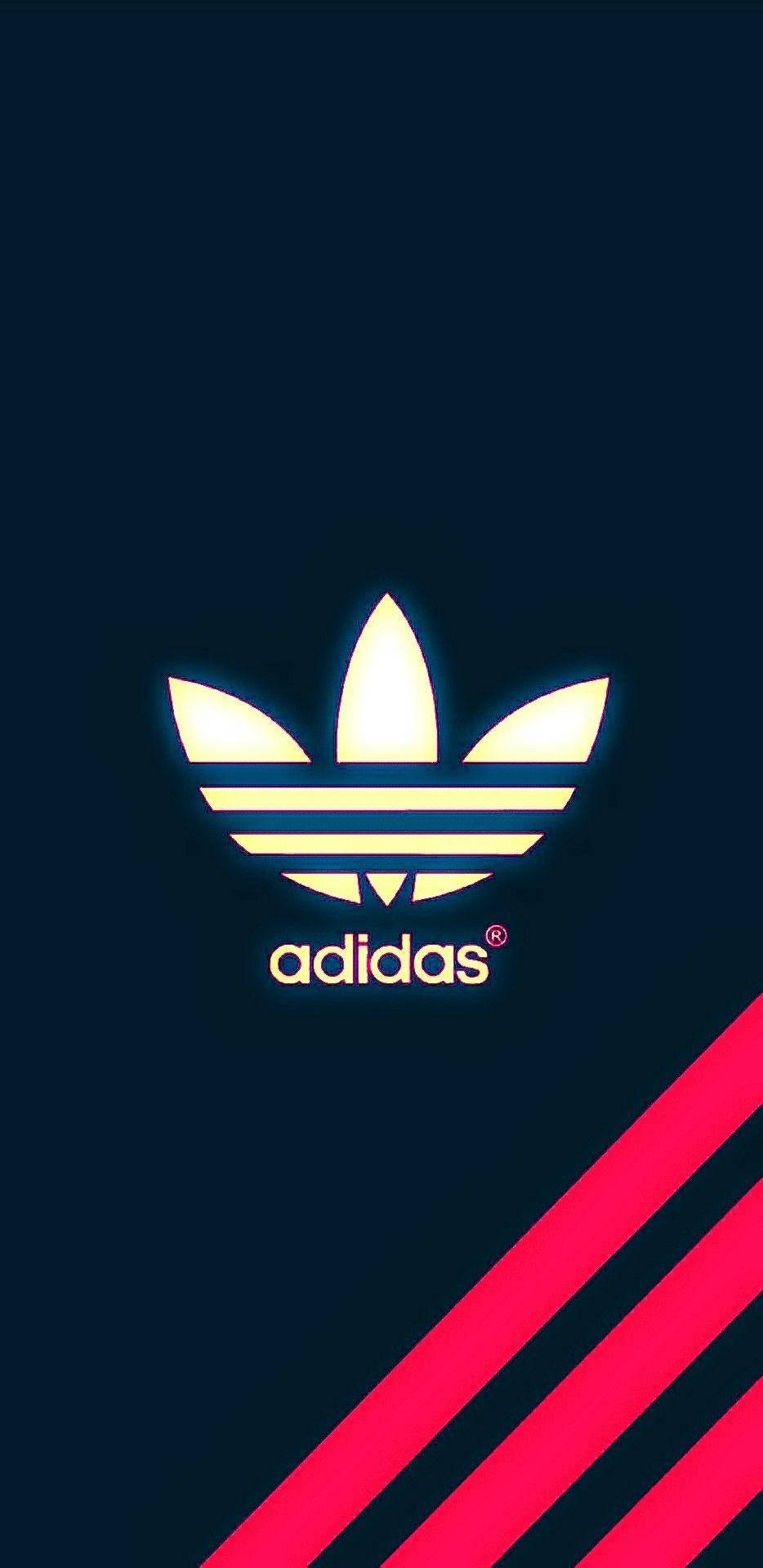 深藍色背景上，帶有發光金色三葉草和紅色條紋的 Adidas 標誌。