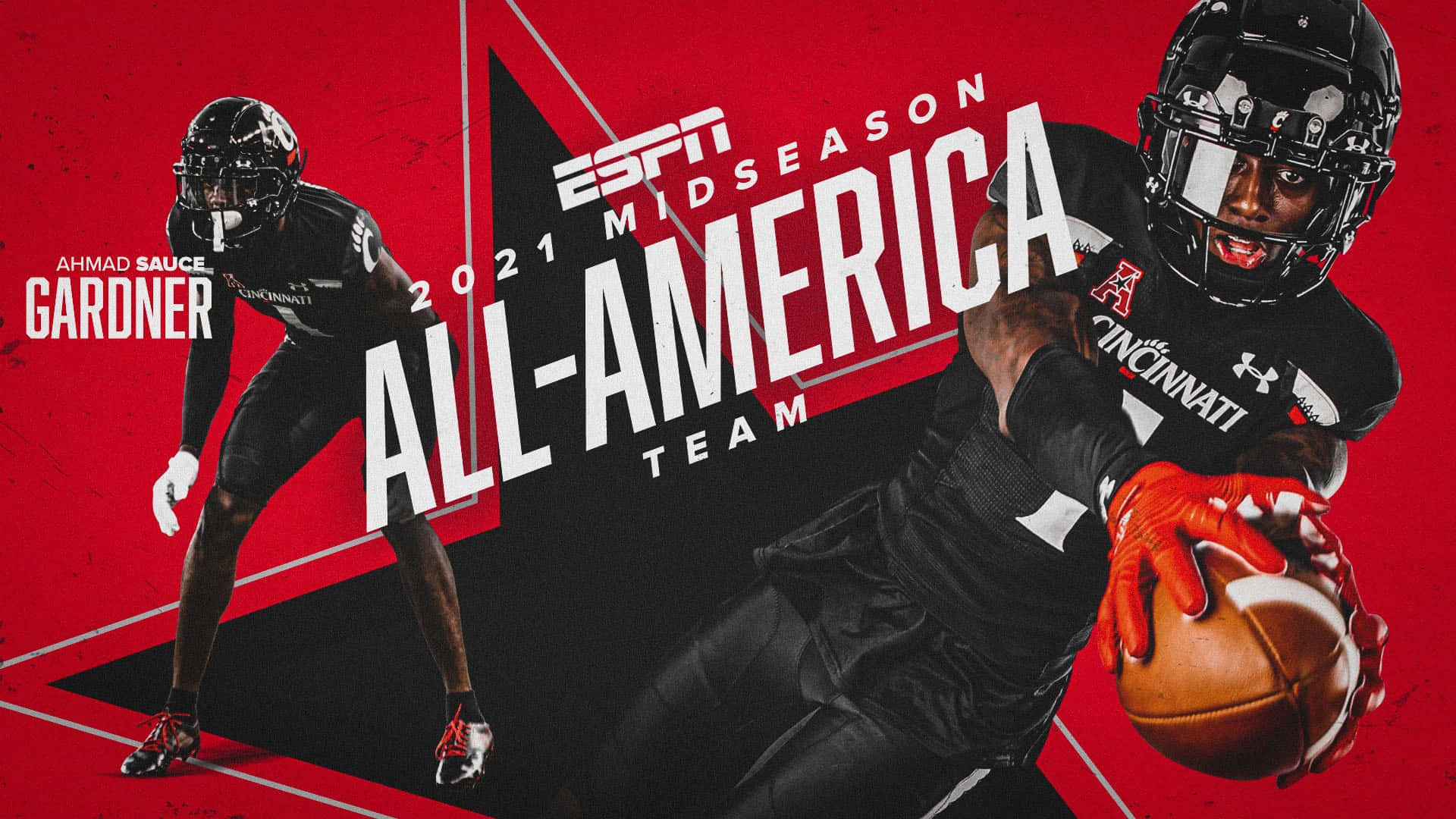 兩名身穿黑色裝備的美式足球員，在紅黑 ESPN 全美代表隊背景下持球奔跑。
