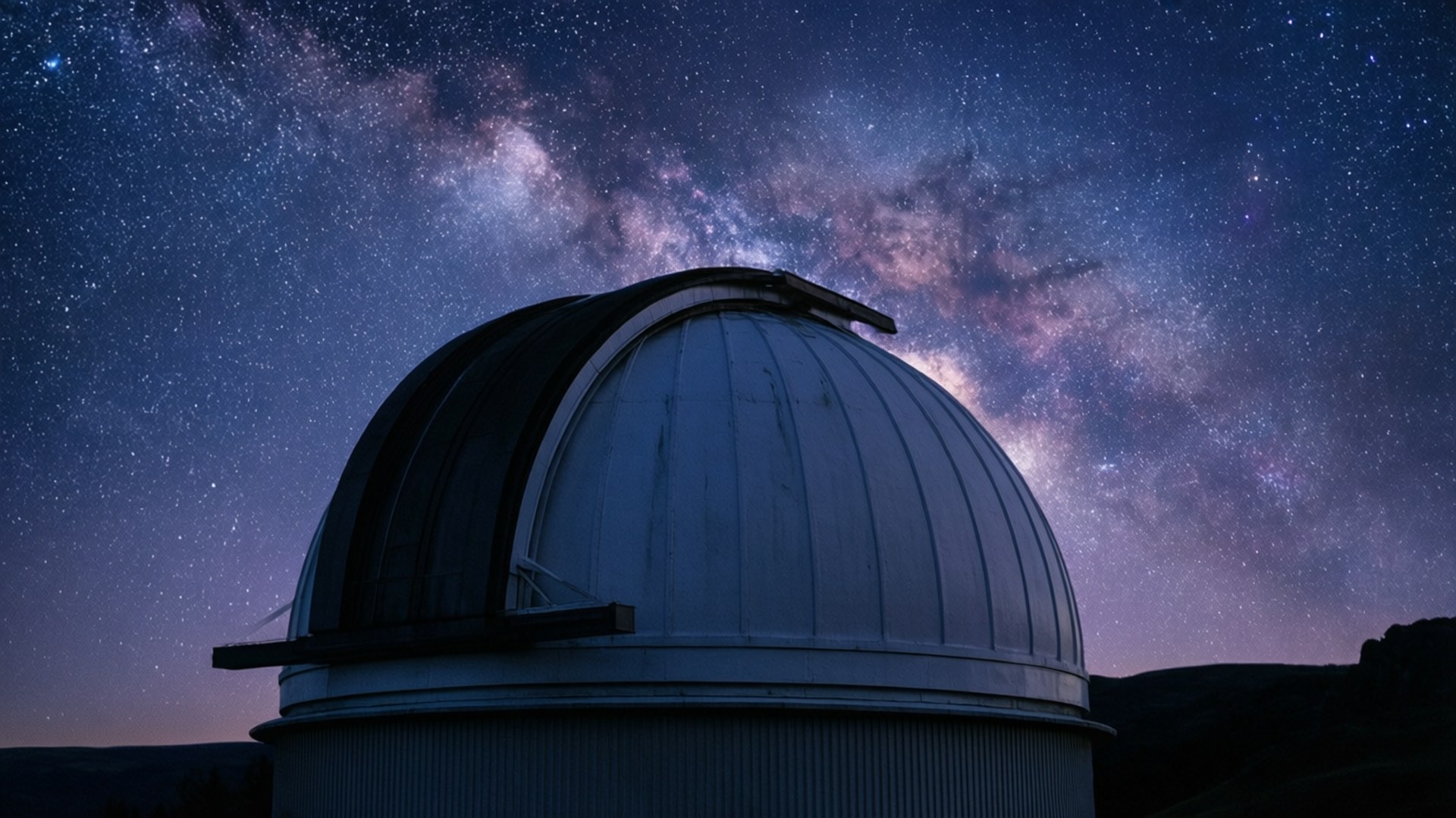 阿馬格天文台星夜 壁紙 — 一個圓頂天文台在燦爛的星空夜空下呈現剪影，銀河在上方閃耀。
