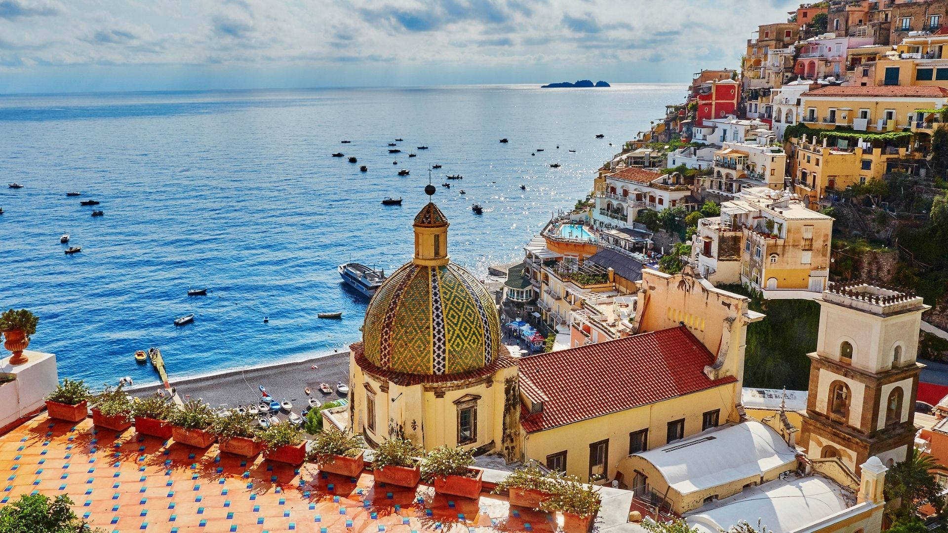 意大利沿海村莊，擁有色彩繽紛的建築和瓷磚屋頂，可欣賞海景。
