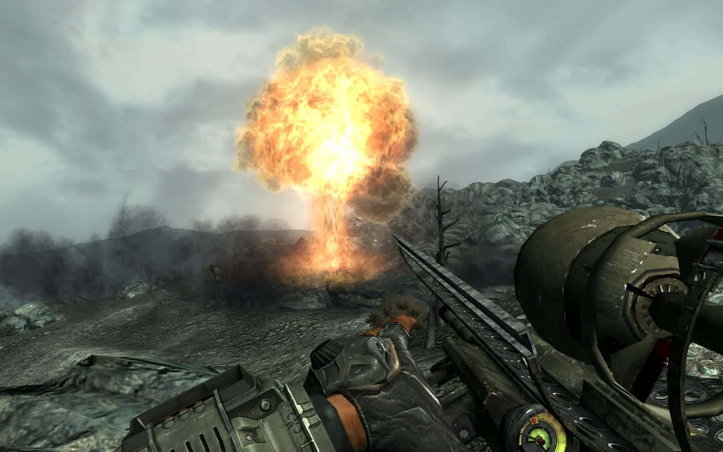 Fallout Nuke 桌布 壁紙 — 陰天天空下，從貧瘠岩石景觀中噴發的巨大火焰爆炸的第一人稱視角。