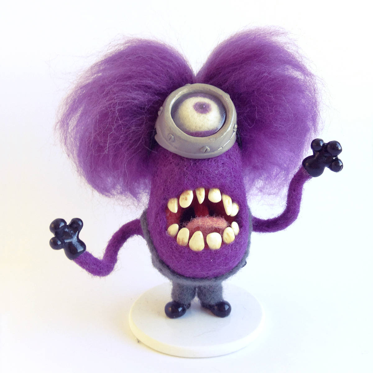 陰影中威脅的惡魔小兵 壁紙 — 一個紫色氈毛Minion，頭髮蓬亂，咧嘴大笑，站在白色底座上，背景簡潔。
