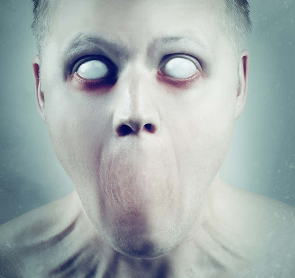 一個眼睛突出白色、嘴巴拉長的男人恐怖肖像。