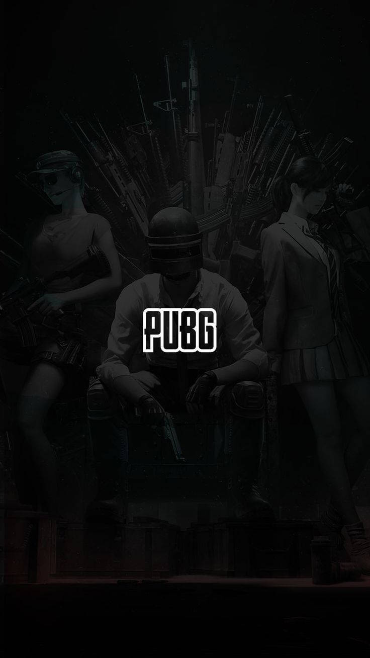 三名PUBG遊戲角色坐在王座上，周圍環繞著槍械，處於黑暗環境中。