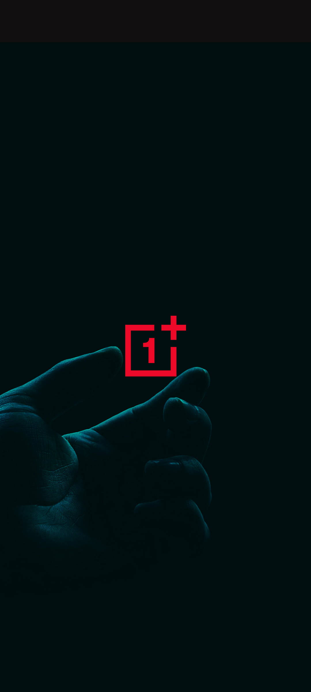 Logo 桌布 壁紙 — 陰影中的手在深青色背景上拿著發光的紅色OnePlus標誌。