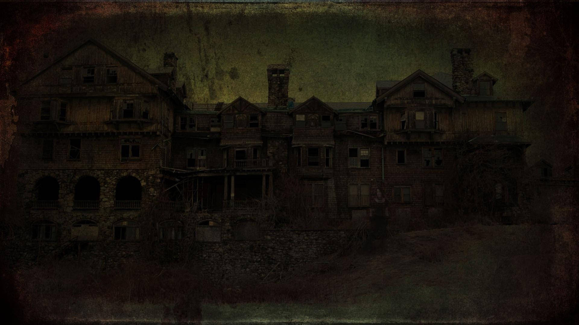 一座陰森廢棄的大宅，窗戶破損，石拱門 crumbling。