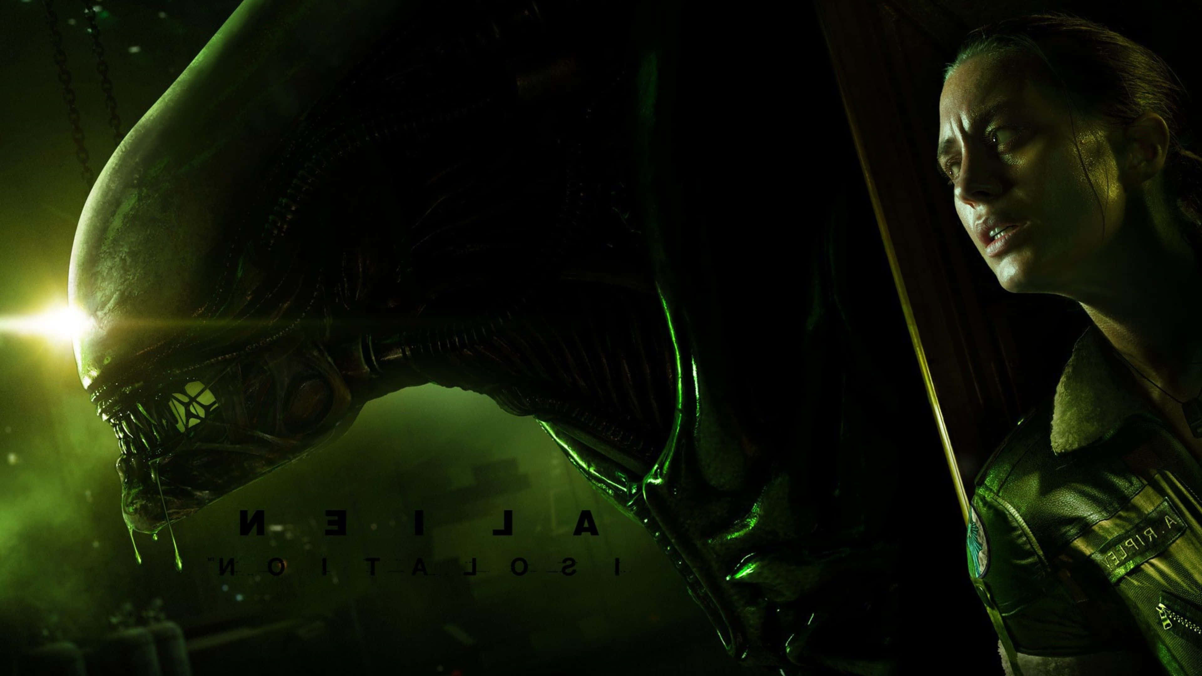 陰森異星風景 壁紙 — 一名驚恐萬分的女性在昏暗的工業環境中面對一隻怪異的外星生物，四周籠罩著詭異的綠光。