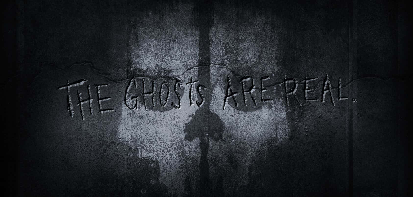 Call Of Duty Ghosts 桌布 壁紙 — 陰森的塗鴉在裂縫混凝土牆上寫著「THE GHOSTS ARE REAL」，在詭異的聚光燈下。