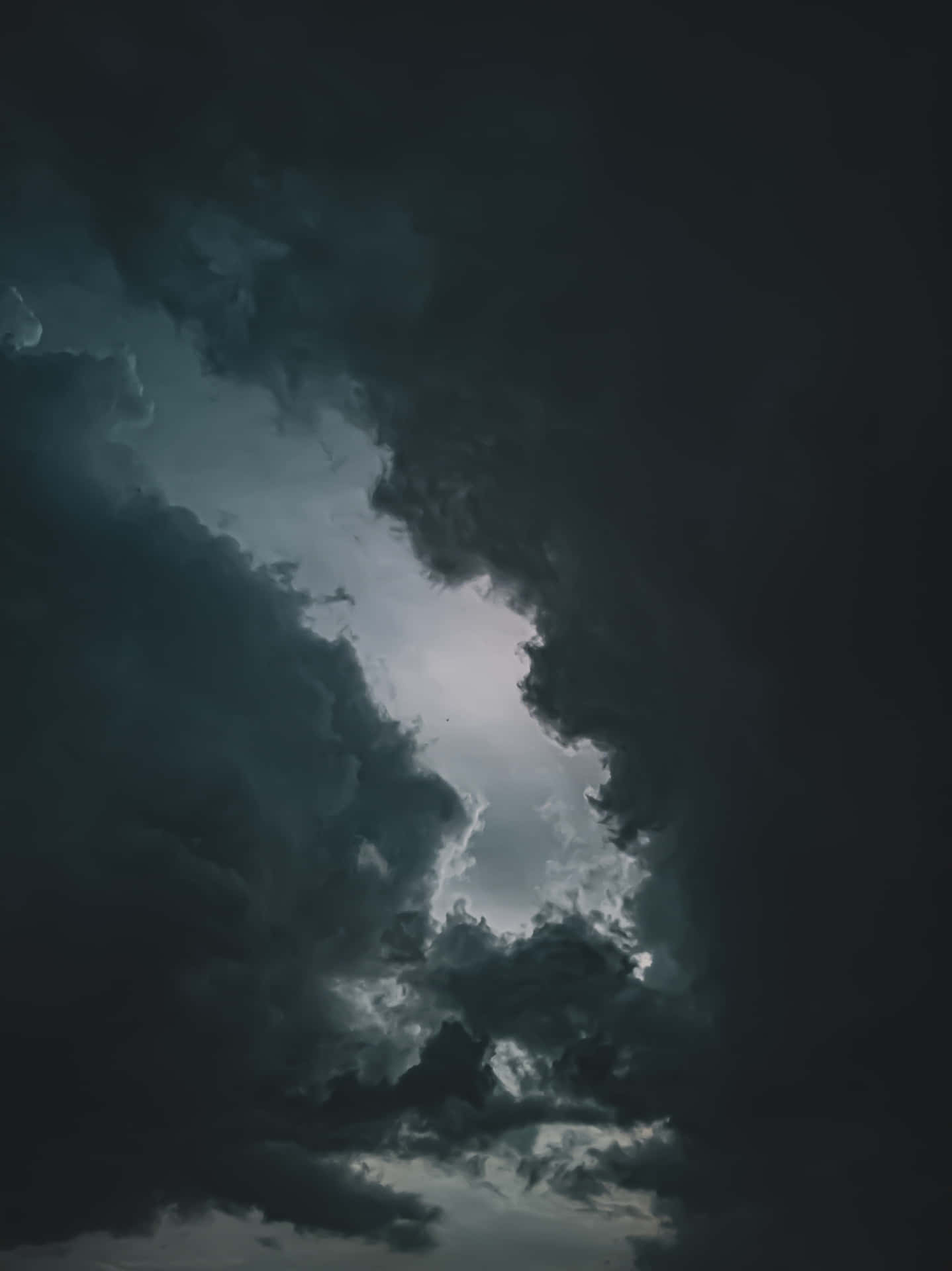暗色暴風雲層分開露出明亮天空