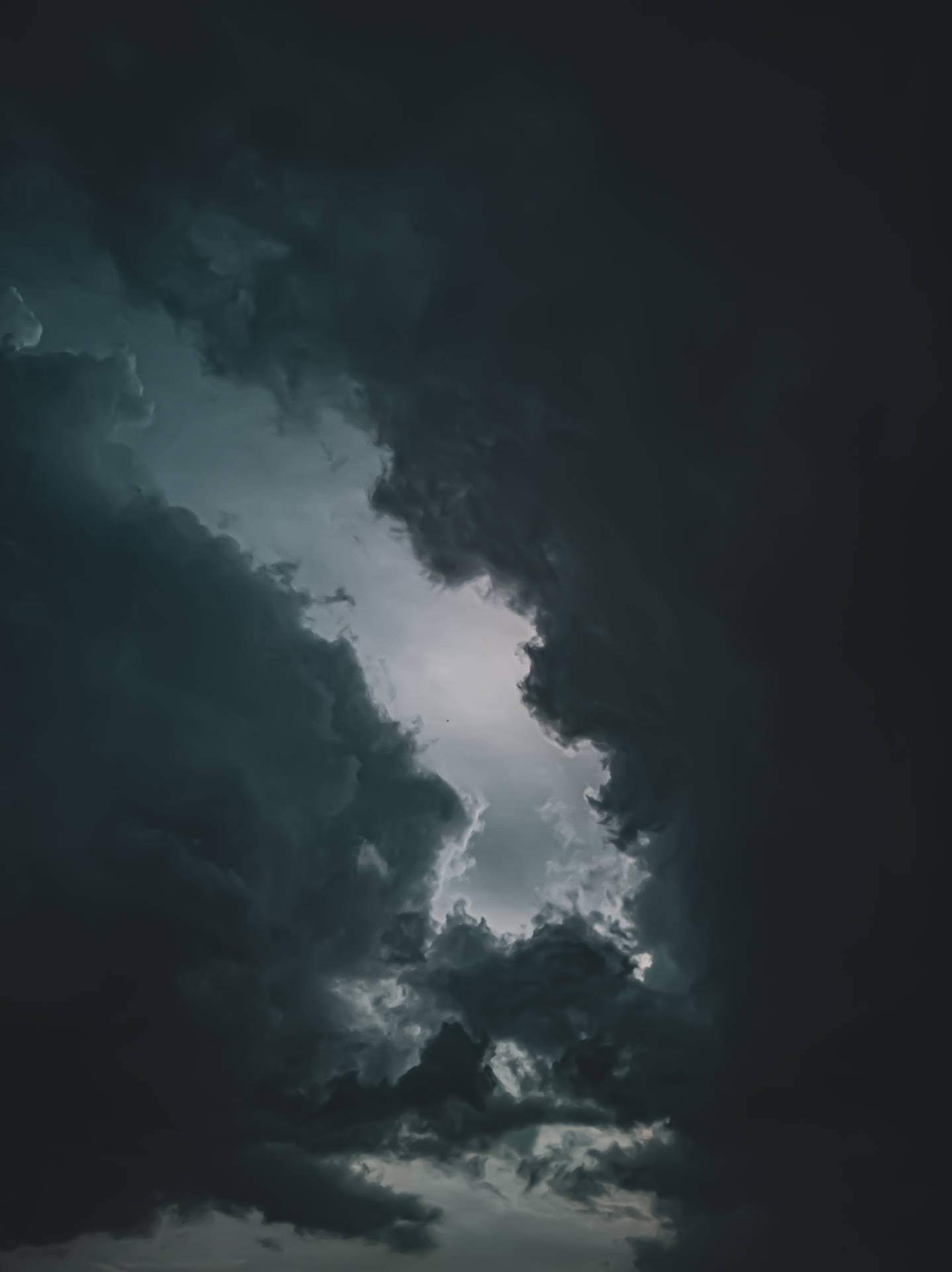 黑暗暴風雲散開露出明亮天空