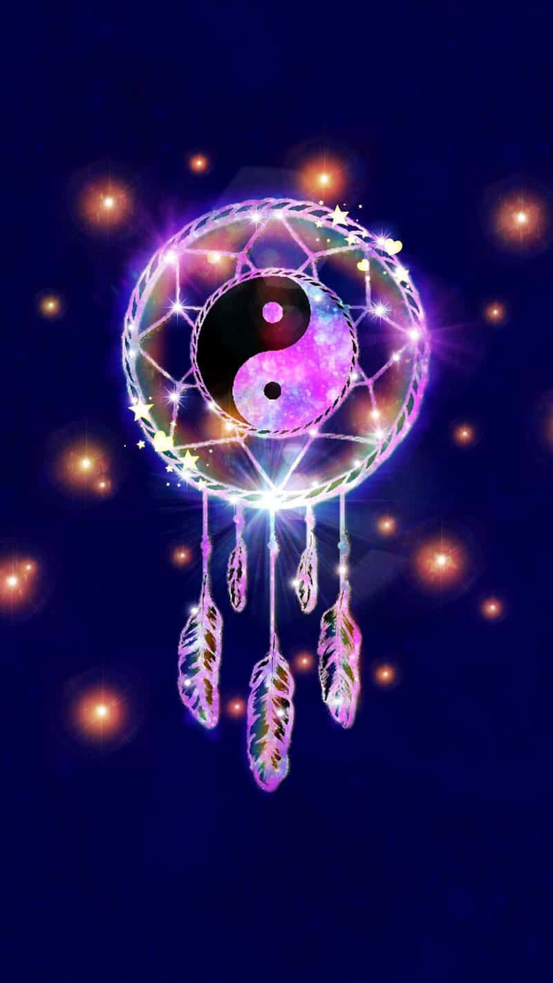 發光的捕夢網，帶有陰陽符號和羽毛，襯托繁星點點的夜空。
