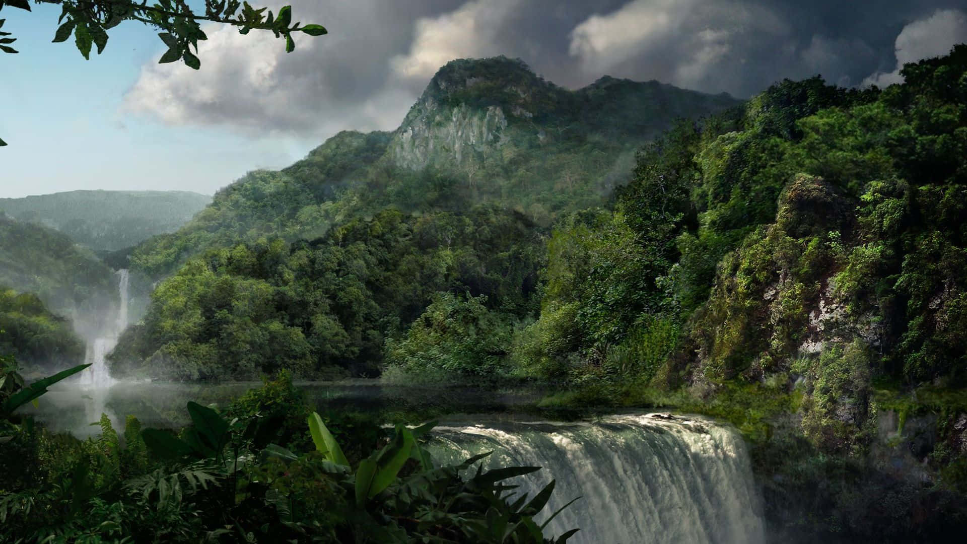 瀑布流過茂密的綠色叢林，水面上霧氣升騰。