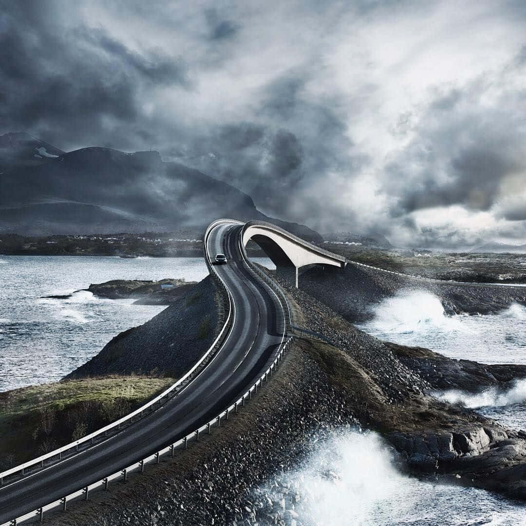 彎曲的海岸公路，海浪在暴風雨天空下翻騰。