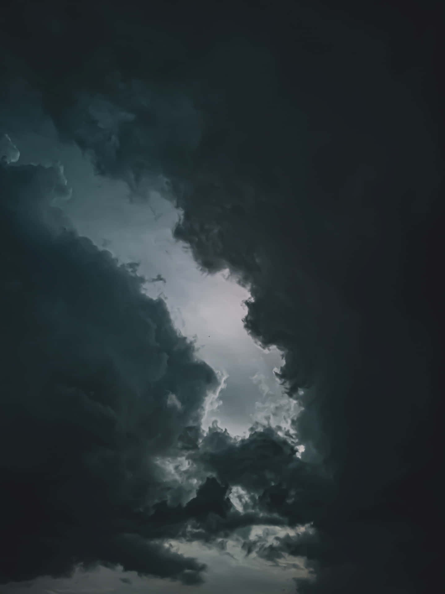烏黑的風暴雲層分開，露出上方明亮的光線。