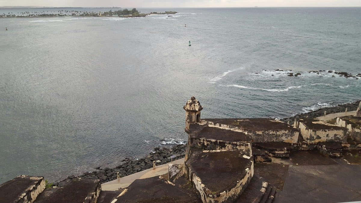 古老的石頭堡壘俯瞰著平靜的海洋和遠處的島嶼。