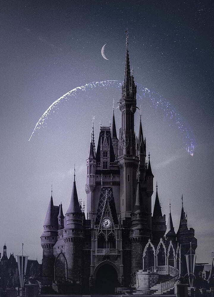 哥德式城堡在星空夜空下，帶有新月和發光的彗星軌跡。