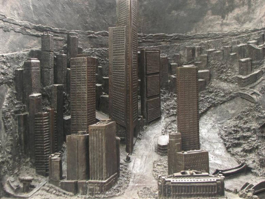 陰鬱城市藝術 壁紙 — 一個超現實的3D渲染城市景觀，描繪了雕刻在巨大洞穴岩壁中的高聳摩天大樓。