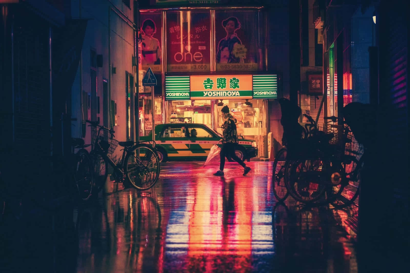人在下雨的霓虹燈東京小巷中行走，有發光的招牌和單車倒影。
