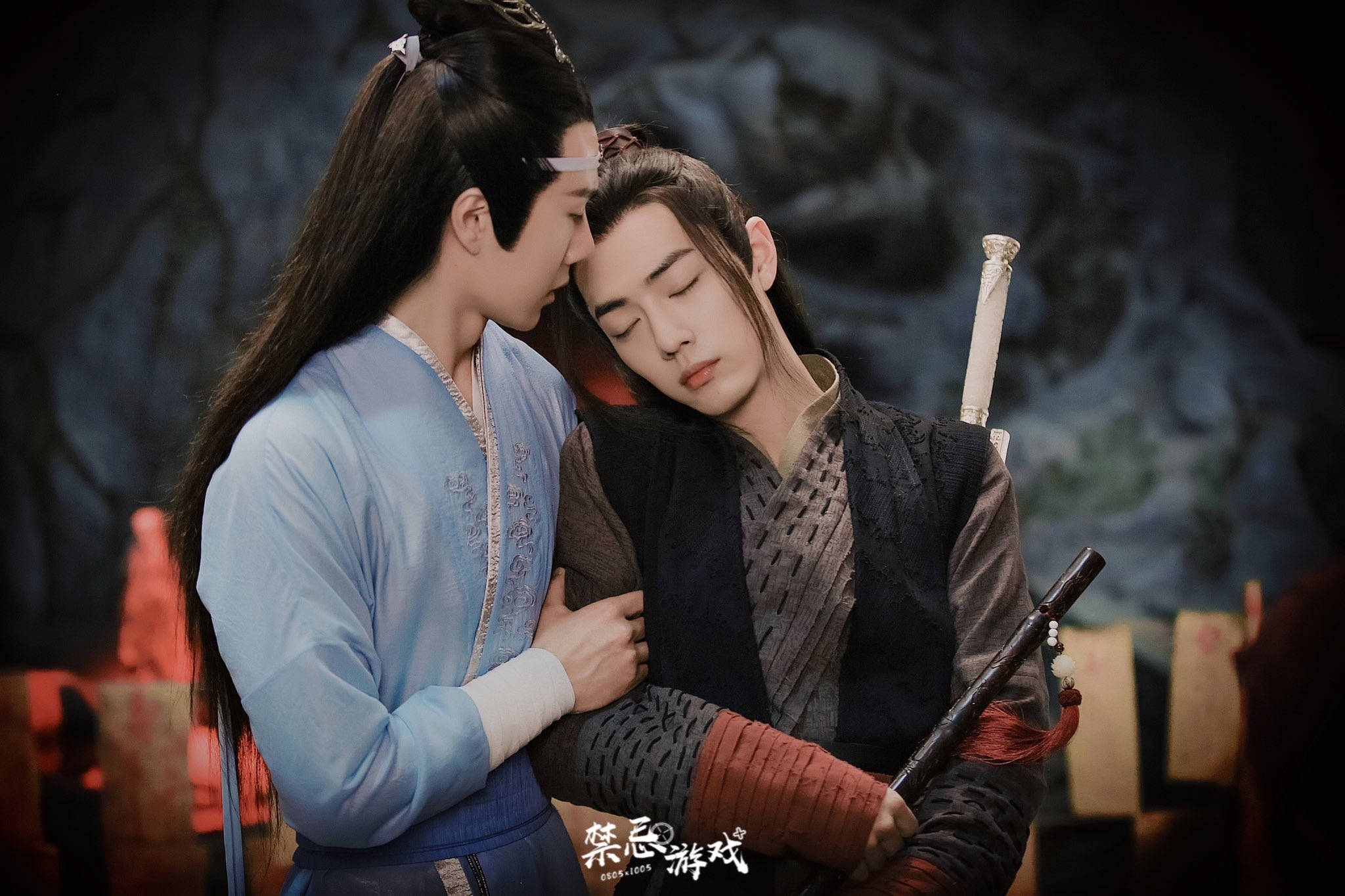 《陳情令》墳場場景 壁紙 — 兩個身穿古代中國長袍的男子分享親密時刻，一人懷抱著另一人，後者將頭靠在他的肩上。