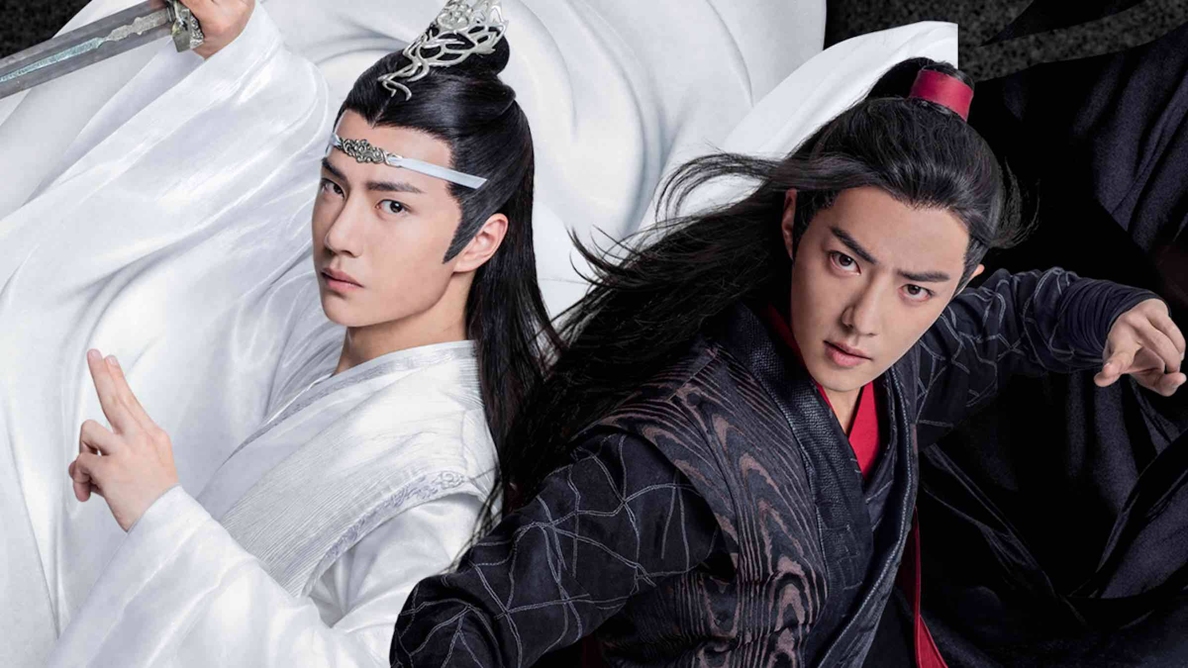 《陳情令》海報 壁紙 — 兩個穿著傳統中式長袍的男人，一個白衣持劍，另一個黑衣長髮飄逸，在黑暗背景下戲劇性地擺姿勢。
