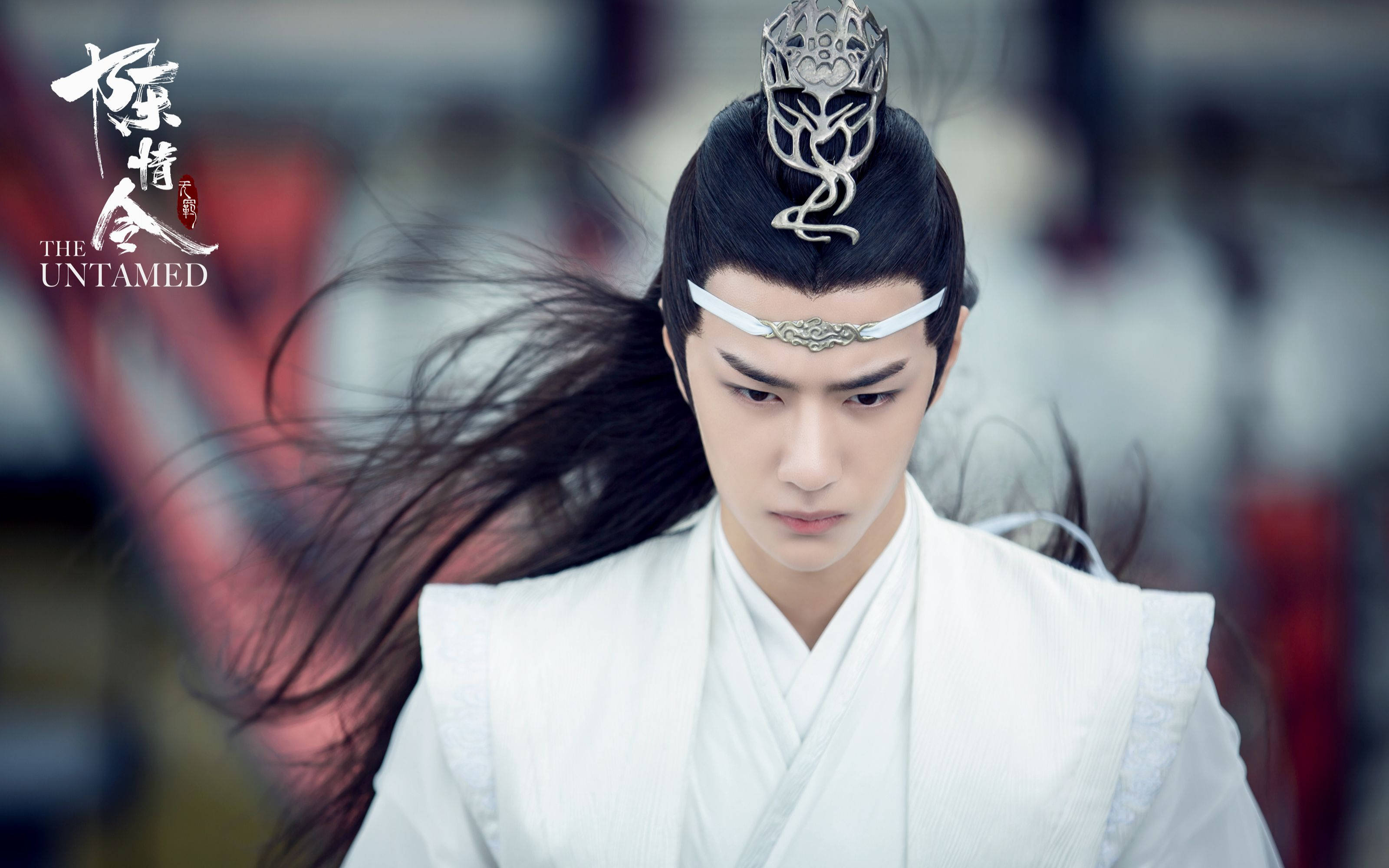 《陳情令》藍忘機 壁紙 — 一名身穿白色傳統長袍、戴著華麗銀色頭飾、黑髮飄逸的年輕男子，專注地向前凝視。