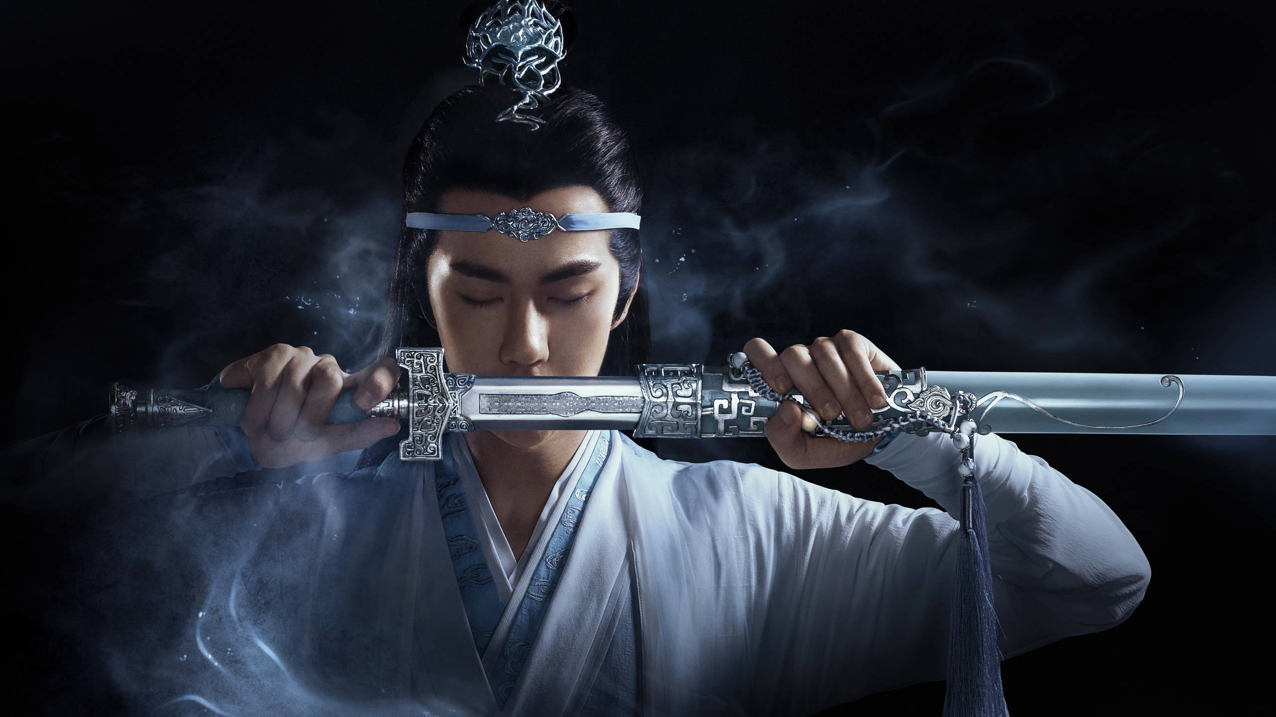 《陳情令》藍忘機冰劍 壁紙 — 一位身穿白袍的戰士在煙霧瀰漫的黑暗背景下手持發光的華麗劍。