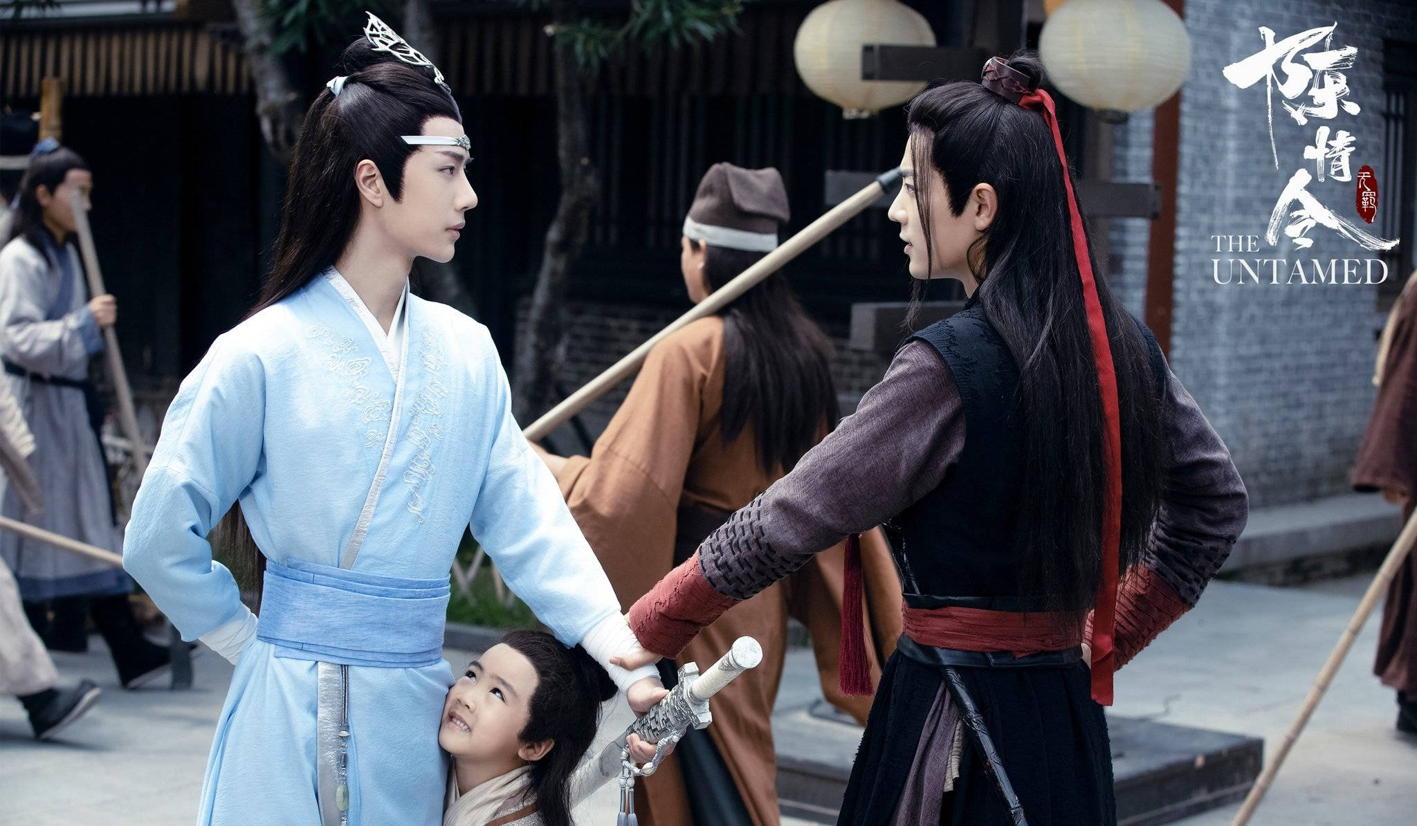 《陳情令》藍湛探望魏無羨 壁紙 — 兩個身穿傳統中式長袍的年輕男子在一個有燈籠的庭院中對峙，一個小孩在他們之間偷看。