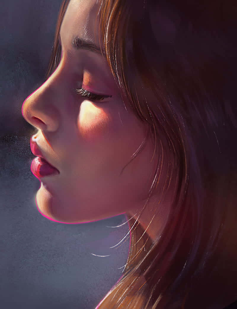 一位女性的側臉，被柔和的粉紅和紫色光線照亮。