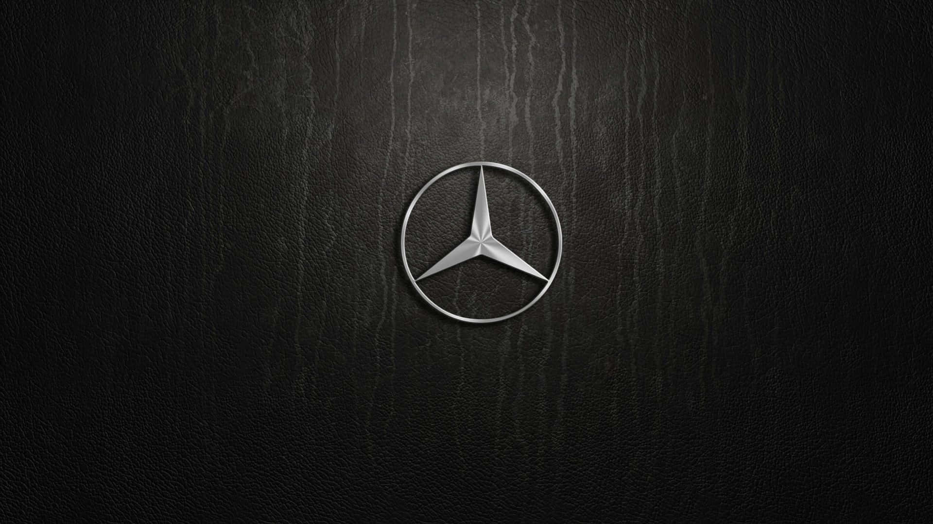 黑色皮革背景上的 Mercedes-Benz 標誌