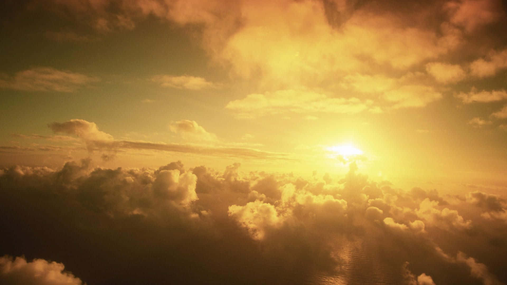 海洋上的夕陽，伴隨金色雲層和溫暖光芒