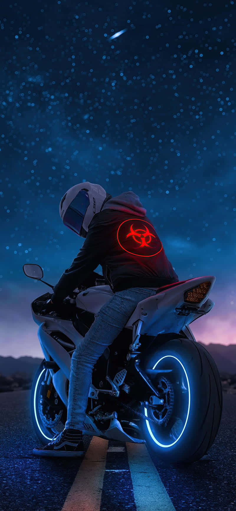 電單車手閃爍車輪在彗星劃過的星空下行駛。
