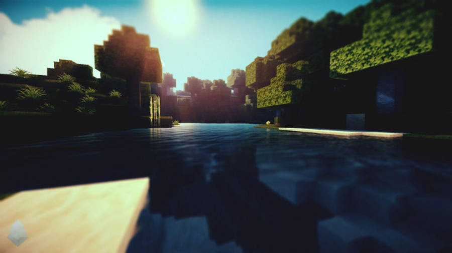 水 桌布 壁紙 — 陽光在平靜的水面上閃爍，反射出像素化 Minecraft 景觀中的塊狀樹木和地形。