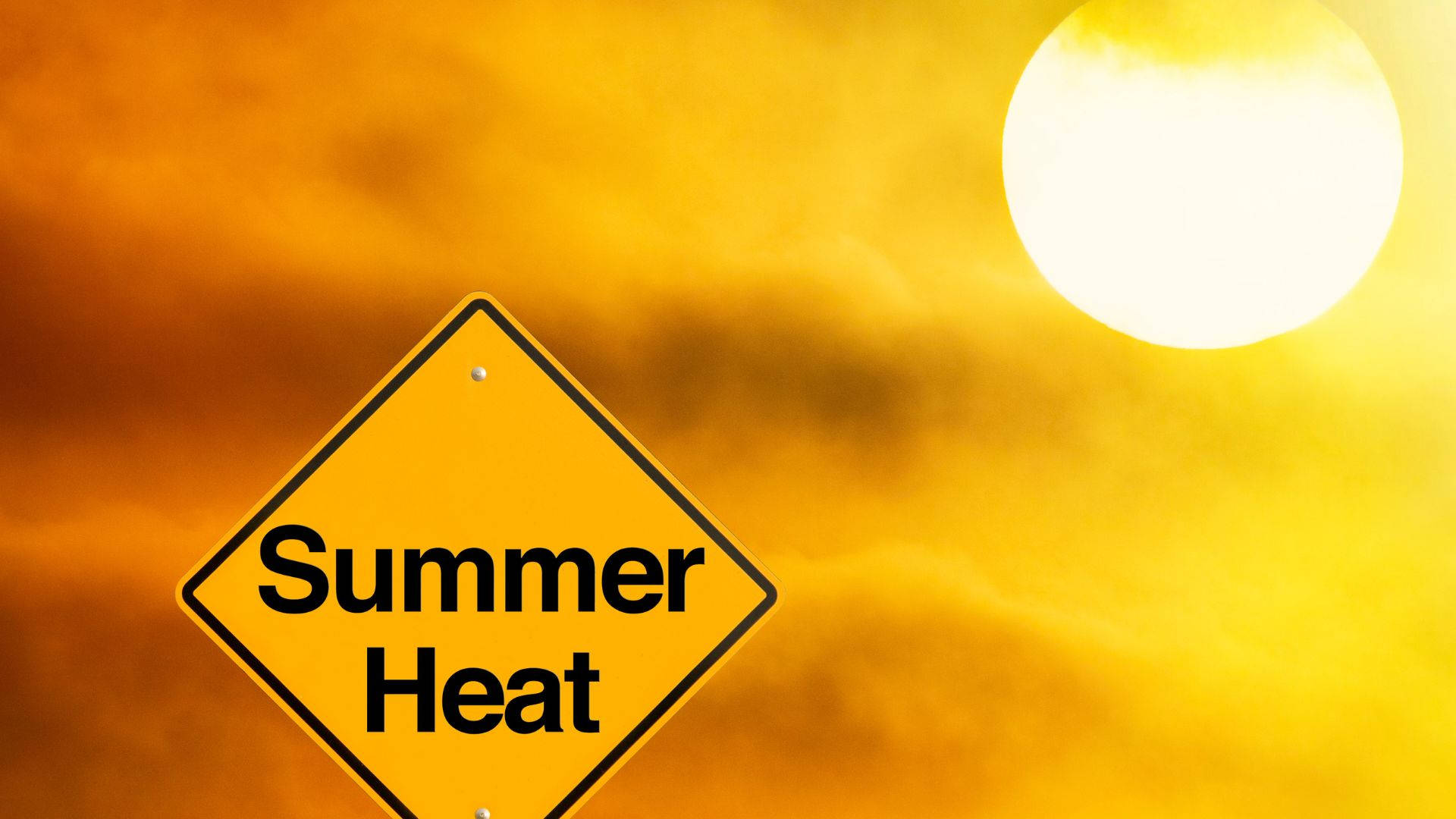 陽光夏日高溫標誌 壁紙 — 一個黃色菱形警告牌，上面寫著 Summer Heat，背景是熾熱的橙色天空和明亮的太陽。