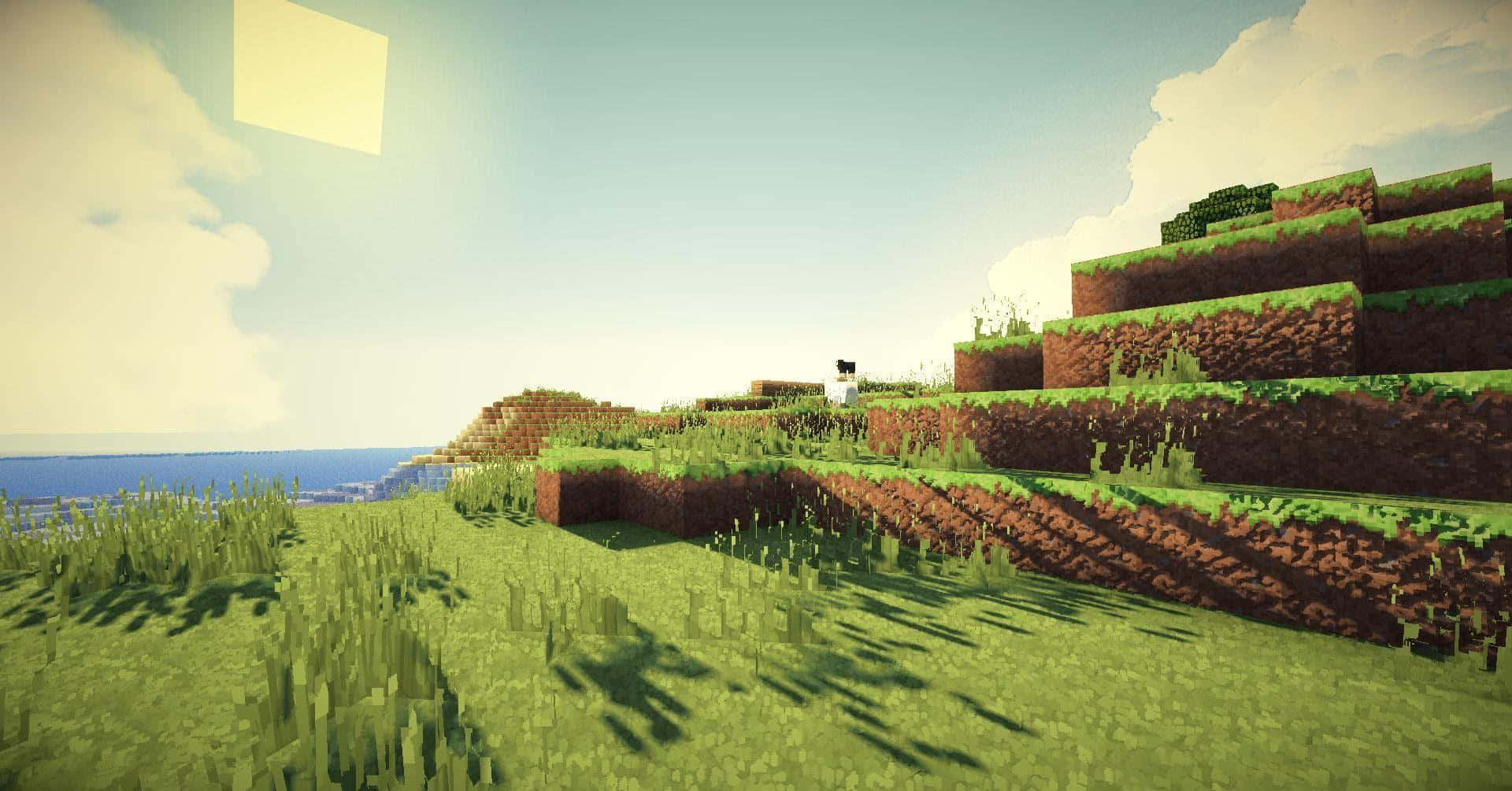 Minecraft Survival 桌布 壁紙 — 陽光普照的Minecraft景觀，有塊狀的草地丘陵和遠處的海洋，天空明亮。