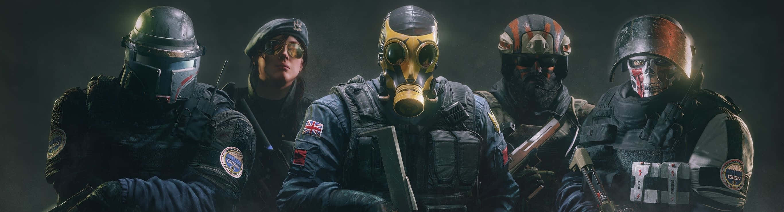 五名戴面具的士兵身穿戰術裝備，在黑暗煙霧的房間中手持武器。