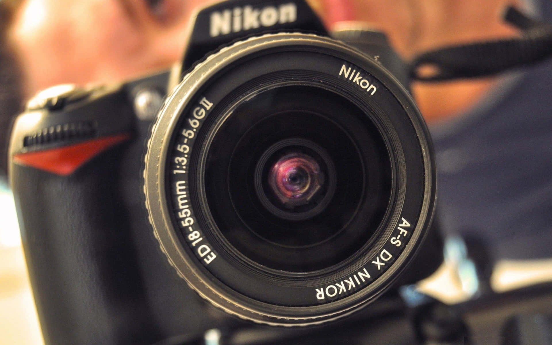 Nikon DSLR相機鏡頭特寫，可見文字和反射。
