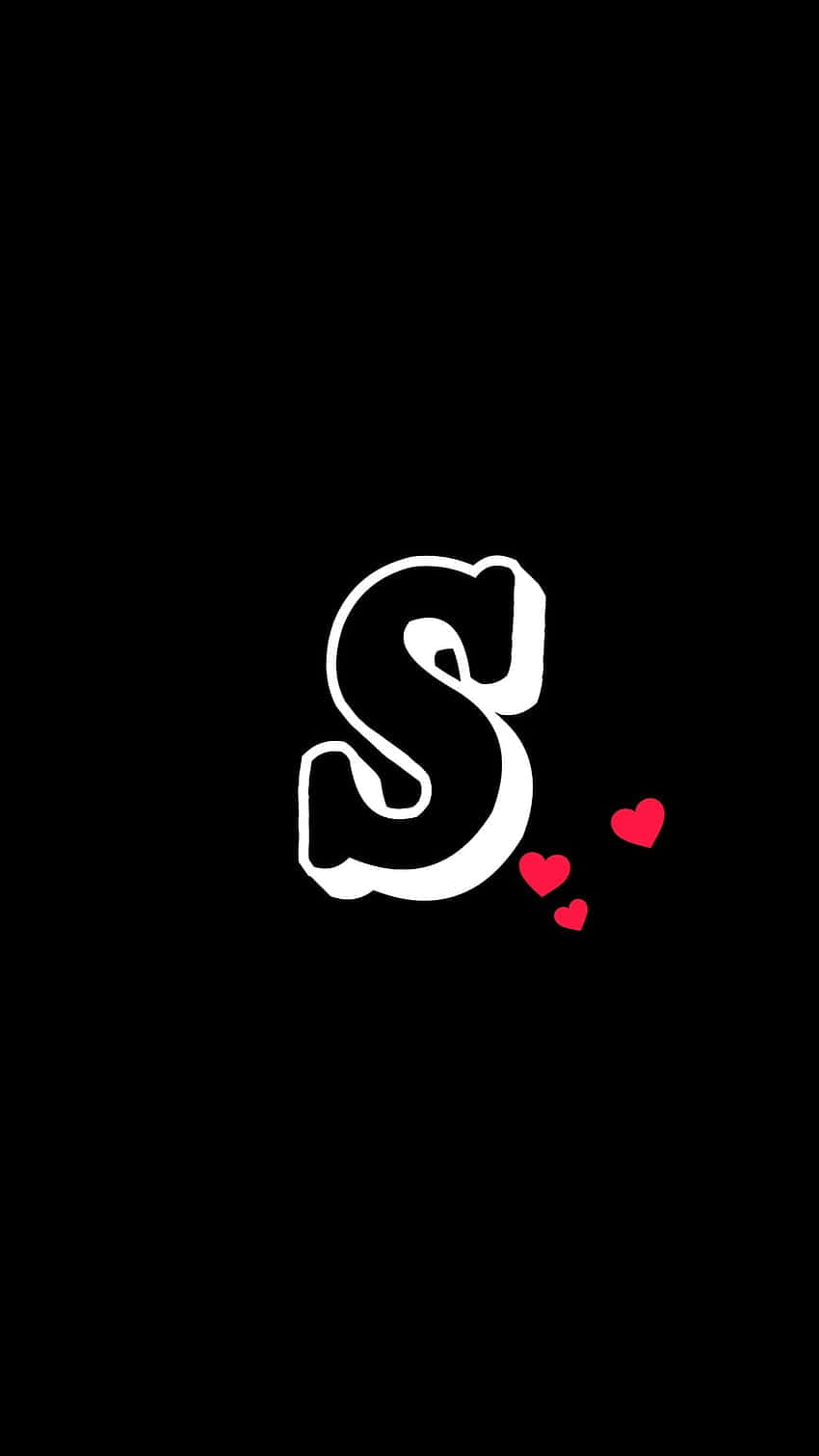 陽光灑落於「S」之上 壁紙 — 一個大膽的白色風格化字母S，帶有三個紅色心形，漂浮在純黑色背景上。