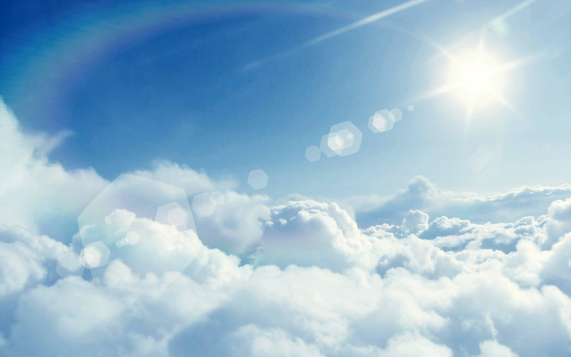 太陽在清澈的藍天上明亮地照耀在蓬鬆的白雲之上。