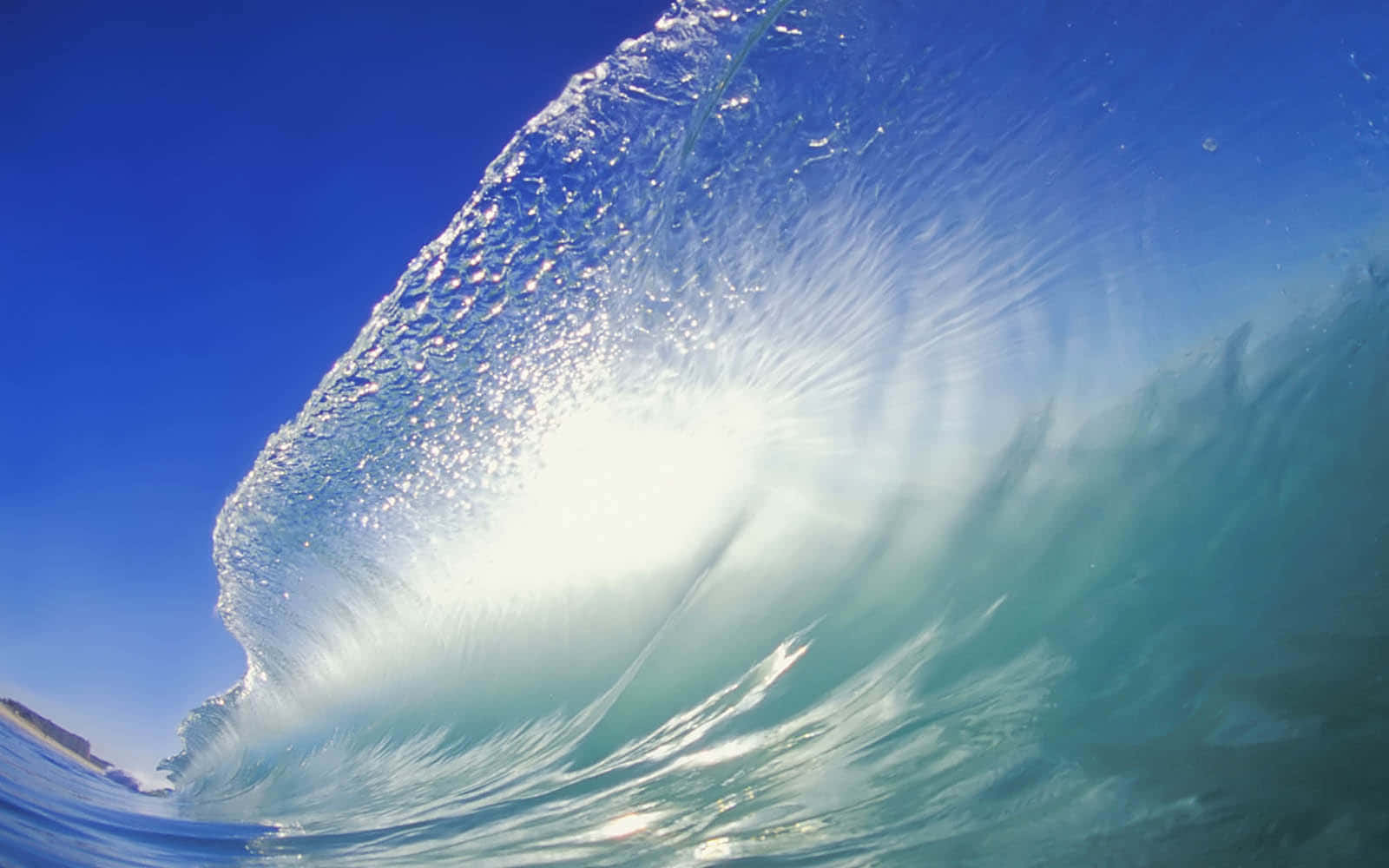 Wave 桌布 壁紙 — 陽光穿透半透明藍綠色形態的捲曲海浪的驚人水下景觀。