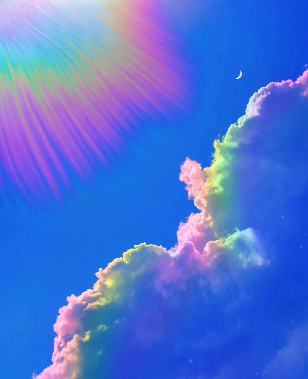 明亮的藍天上色彩繽紛的彩虹雲彩，伴隨著新月和陽光。
