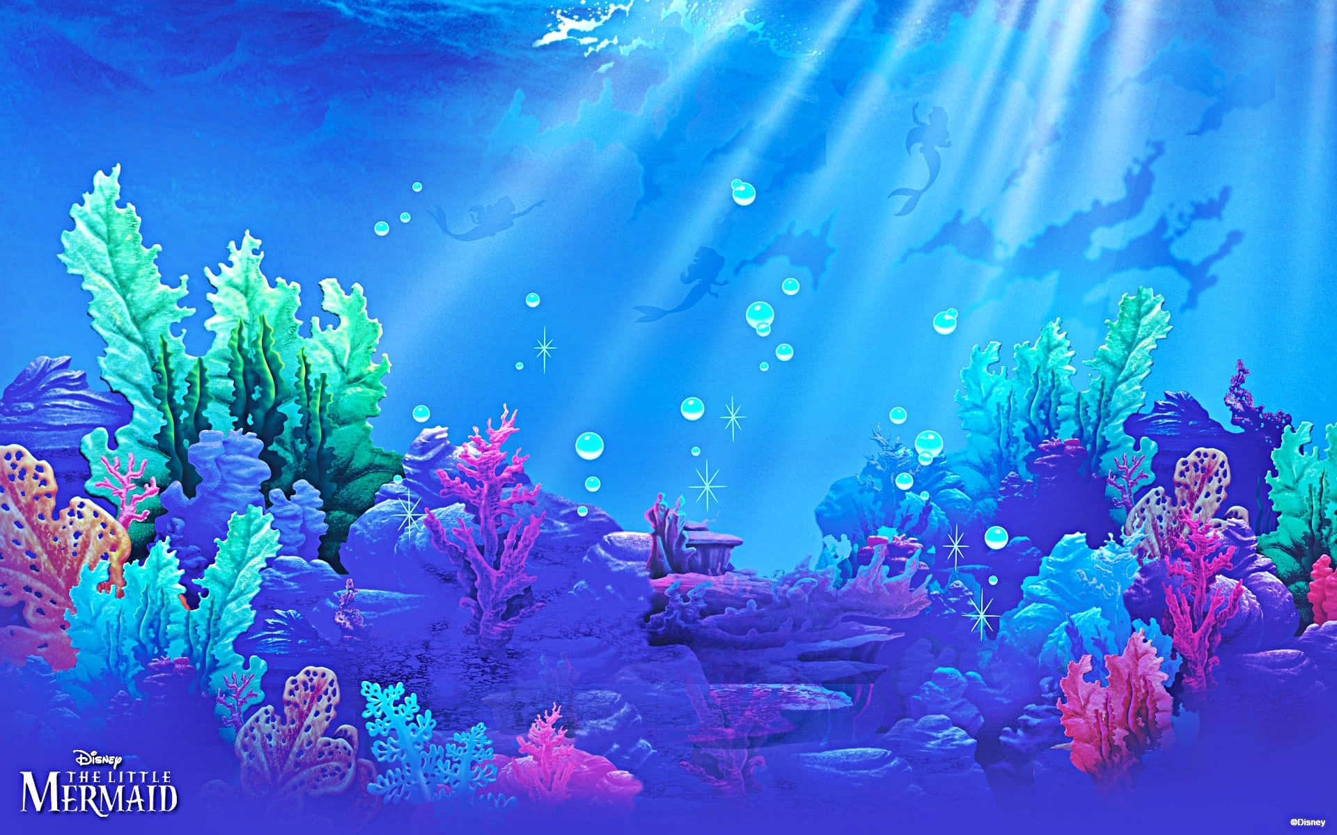 The Little Mermaid 桌布 壁紙 — 陽光穿過海水，照亮了充滿活力的珊瑚礁和漂浮的氣泡，營造出迪士尼水下場景。