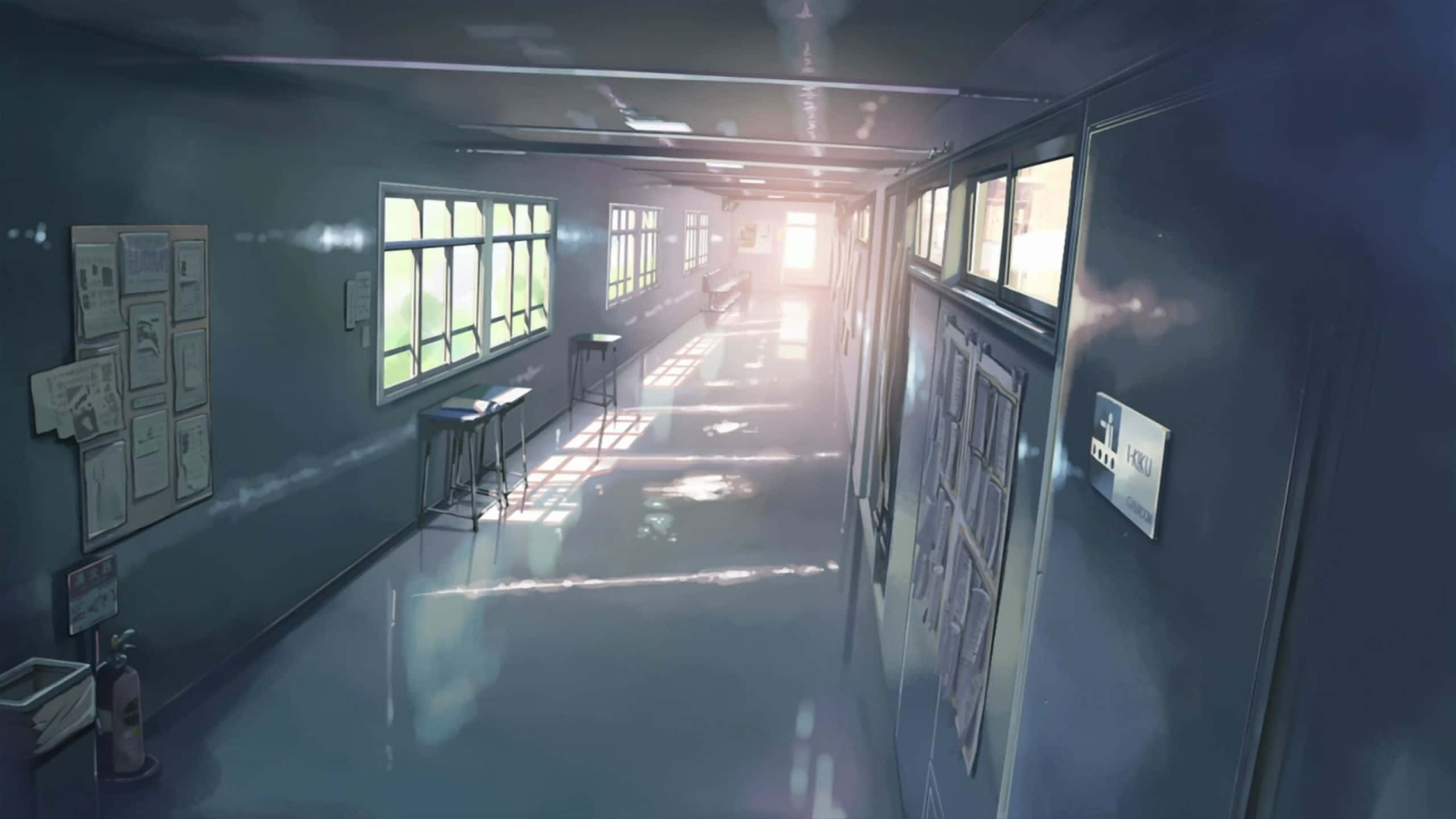 Makoto Shinkai 桌布 壁紙 — 陽光穿過窗戶，在安靜空蕩的學校走廊上投下長長的影子，走廊上有佈告板和凳子。