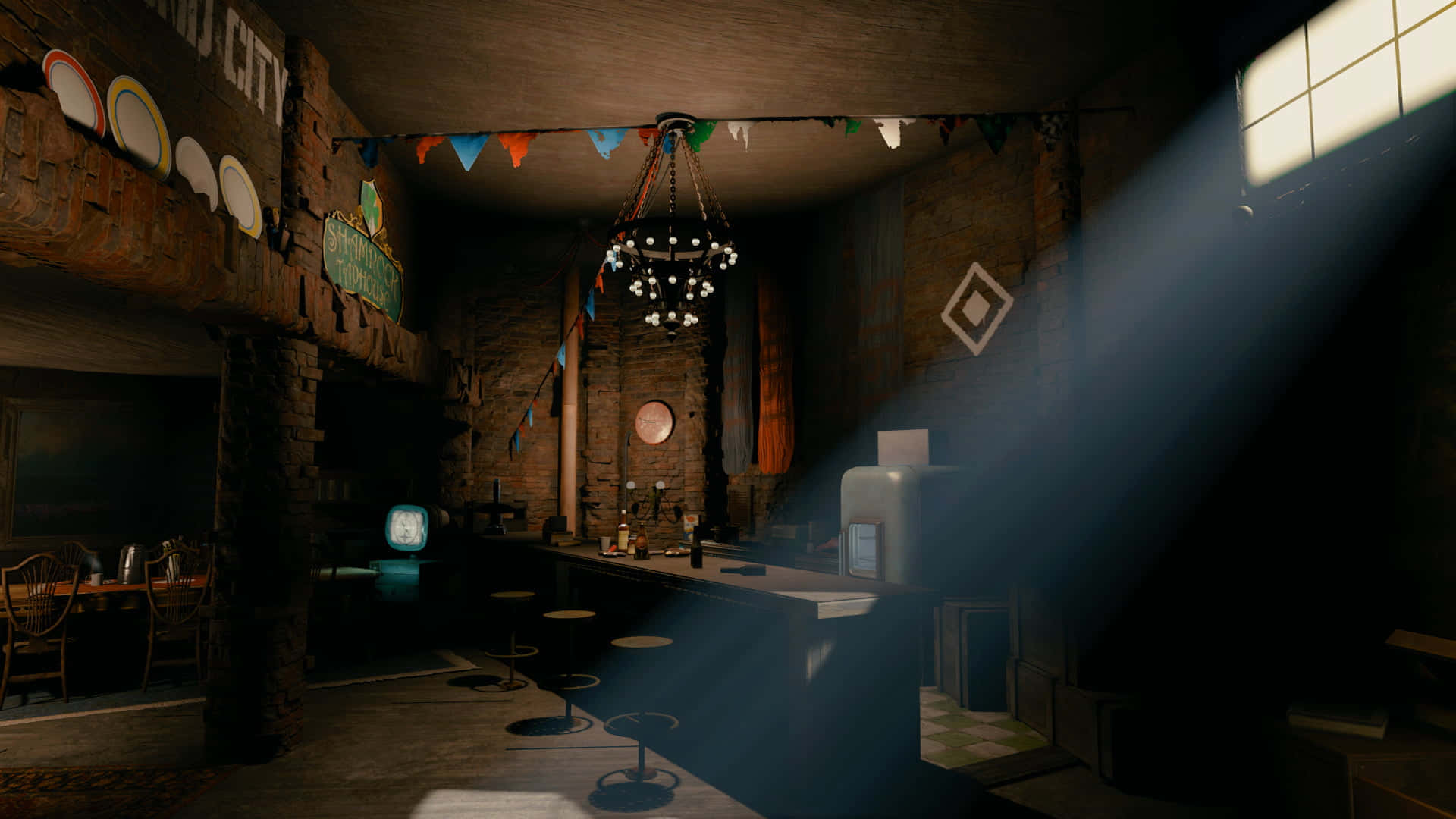 Diamond City 桌布 壁紙 — 陽光穿過高窗照射進來，照亮了佈滿灰塵的復古酒吧，有磚牆、復古裝飾和發光的電視。