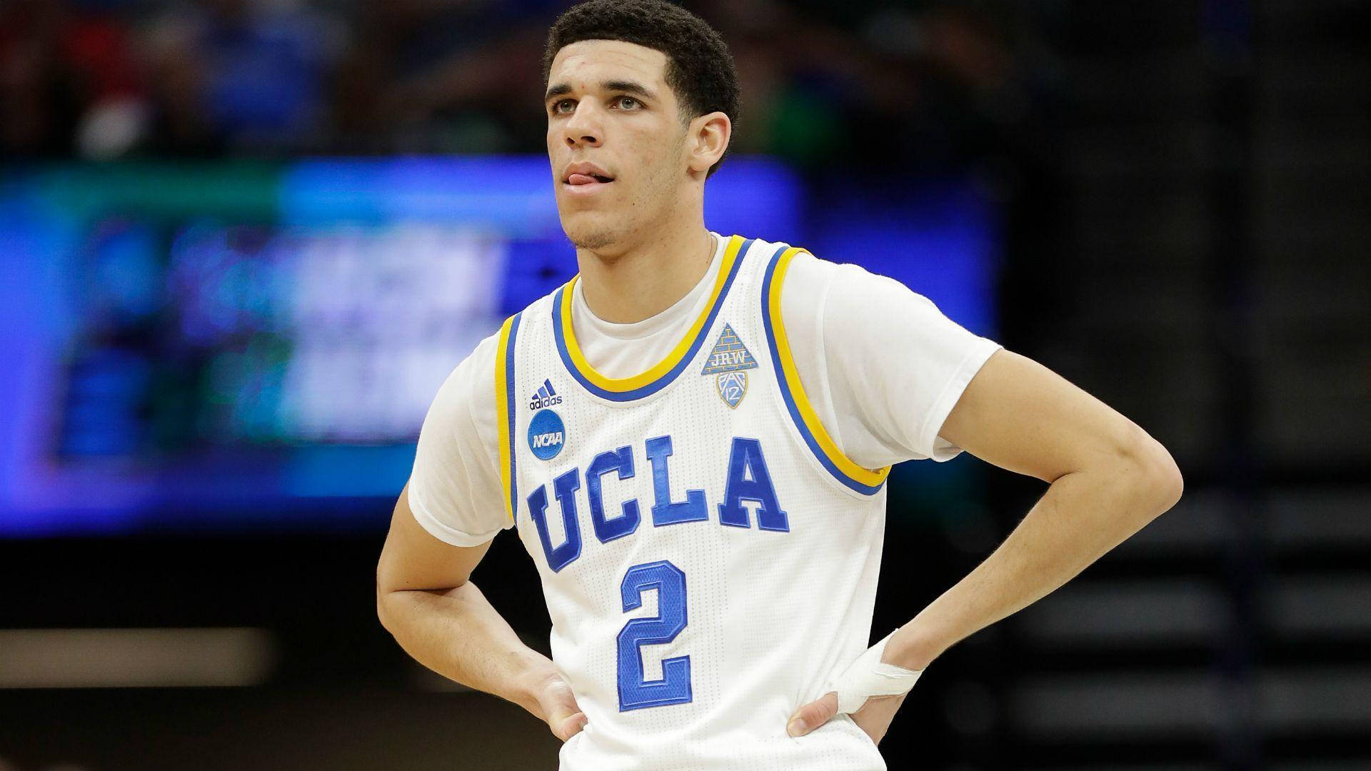 UCLA籃球運動員在場上穿著二號球衣